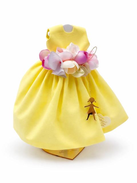 SARA'S IDEA BIG DOLLS VESTITINO IN COTONE CON CINTURA DI FIORI E BAMBOLINA IN PEXY H24 COLORE GIALLO CON SCATOLA ARMADIO
