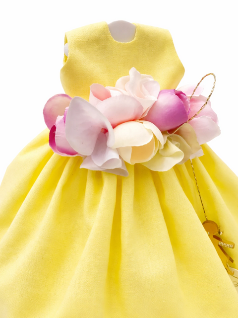 SARA'S IDEA BIG DOLLS VESTITINO IN COTONE CON CINTURA DI FIORI E BAMBOLINA IN PEXY H24 COLORE GIALLO CON SCATOLA ARMADIO