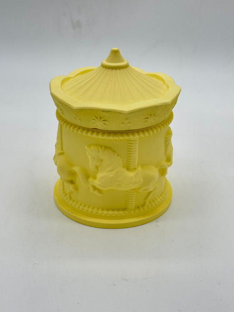 SARA'S IDEA LA GIOSTRA DELLA FELICITA' CON CERA PROFUMATA 7.5X11 COLORE GIALLO