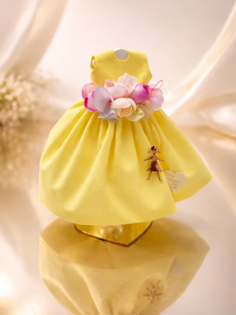SARA'S IDEA BIG DOLLS VESTITINO IN COTONE CON CINTURA DI FIORI E BAMBOLINA IN PEXY H24 COLORE GIALLO CON SCATOLA ARMADIO