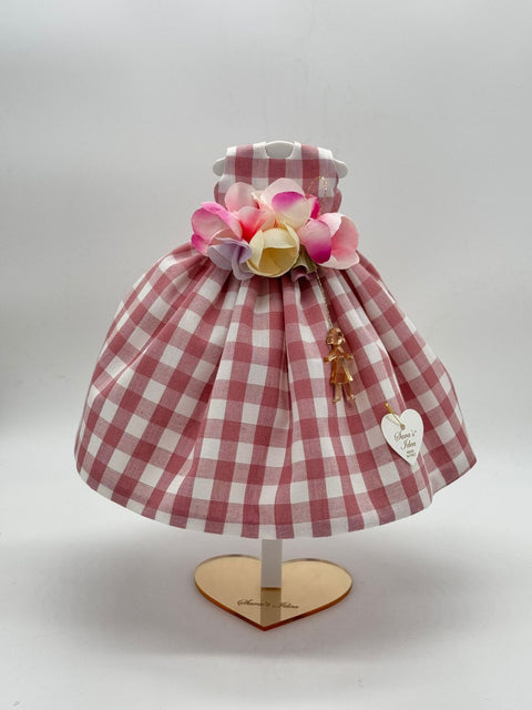 SARA'S IDEA BIG DOLLS VESTITINO IN COTONE VICHY VARI COLORI CON GHIRLANDINA DI FIORI E BAMBOLINA IN PEXY CON SCATOLA ARMADIO H24