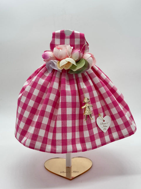 SARA'S IDEA BIG DOLLS VESTITINO IN COTONE VICHY VARI COLORI CON GHIRLANDINA DI FIORI E BAMBOLINA IN PEXY CON SCATOLA ARMADIO H24