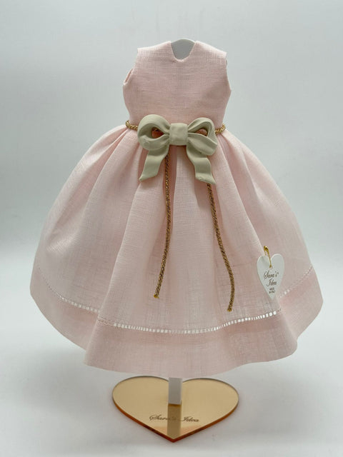 SARA'S IDEA BIG DOLLS VESTITINO IN LINO ROSA CIPRIA CON PUNTO A GIORNO E FIOCCO ROMANTICO IN RESINA AVORIO H24 CON SCATOLA ARMADIO