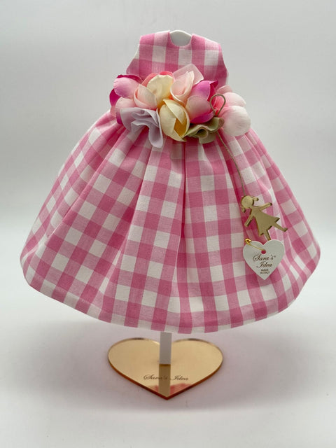 SARA'S IDEA BIG DOLLS VESTITINO IN COTONE VICHY VARI COLORI CON GHIRLANDINA DI FIORI E BAMBOLINA IN PEXY CON SCATOLA ARMADIO H24