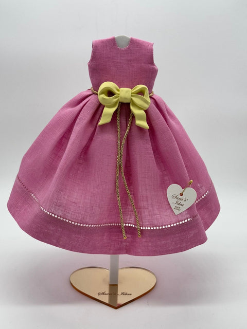 SARA'S IDEA BIG DOLLS VESTITINO IN LINO CICLAMINO CON PUNTO A GIORNO E FIOCCO ROMANTICO IN RESINA GIALLO H24 CON SCATOLA ARMADIO