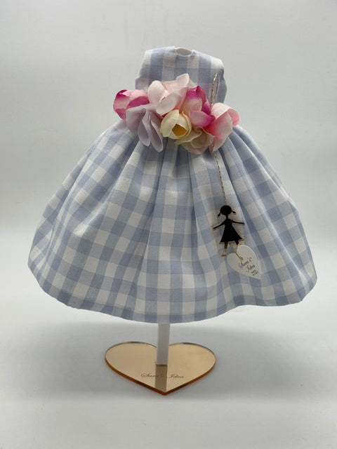 SARA'S IDEA BIG DOLLS VESTITINO IN COTONE VICHY VARI COLORI CON GHIRLANDINA DI FIORI E BAMBOLINA IN PEXY CON SCATOLA ARMADIO H24