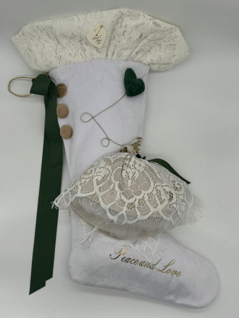 Sara's Idea calza befana media in velluto bianco con rouche  27x48 con vestitino e stampa "peace and love"
