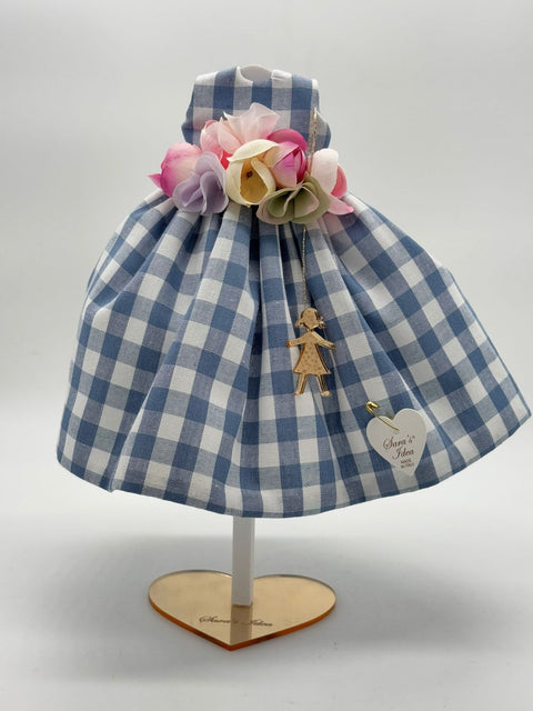 SARA'S IDEA BIG DOLLS VESTITINO IN COTONE VICHY VARI COLORI CON GHIRLANDINA DI FIORI E BAMBOLINA IN PEXY CON SCATOLA ARMADIO H24