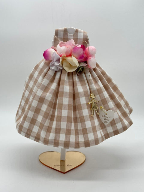 SARA'S IDEA BIG DOLLS VESTITINO IN COTONE VICHY VARI COLORI CON GHIRLANDINA DI FIORI E BAMBOLINA IN PEXY CON SCATOLA ARMADIO H24