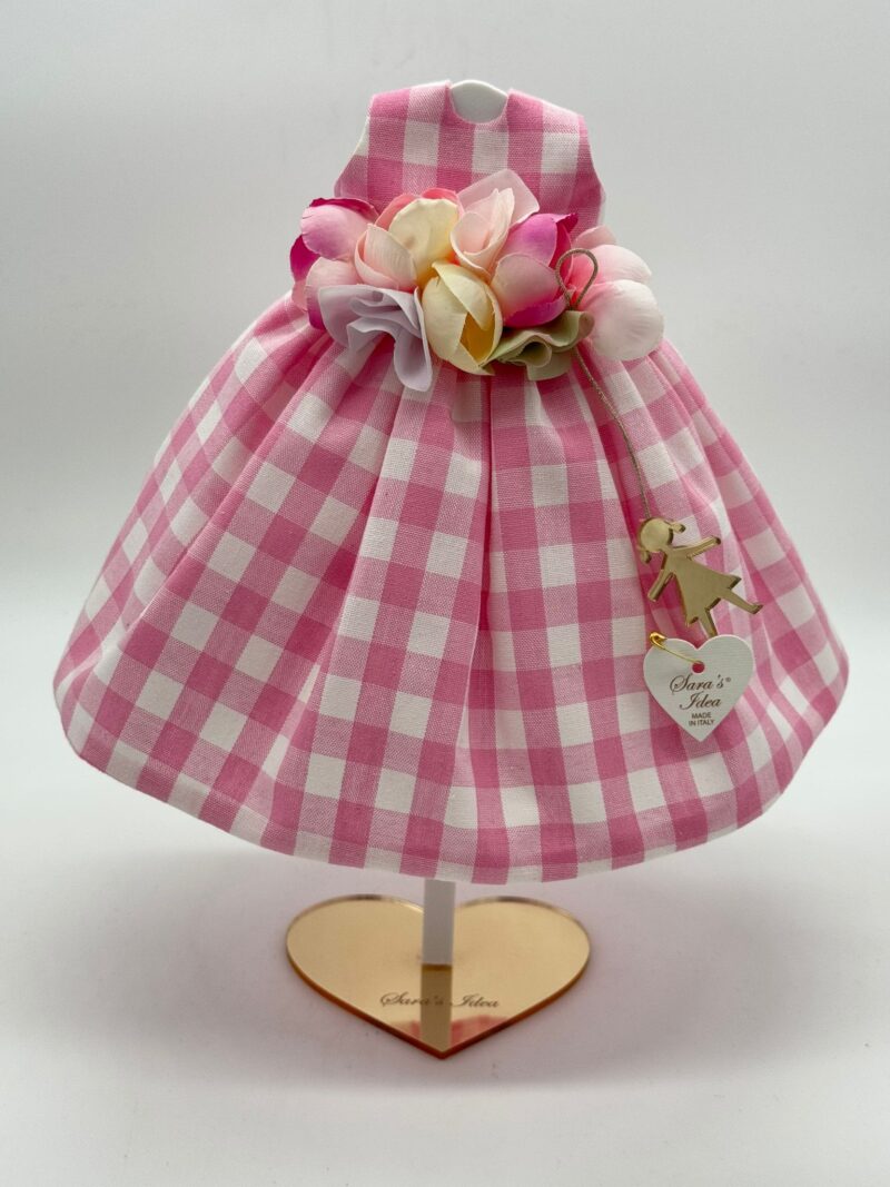 SARA'S IDEA BIG DOLLS VESTITINO IN COTONE VICHY ROSA BARBIE CON GHIRLANDINA DI FIORI E BAMBOLINA IN PEXY CON SCATOLA ARMADIO H24