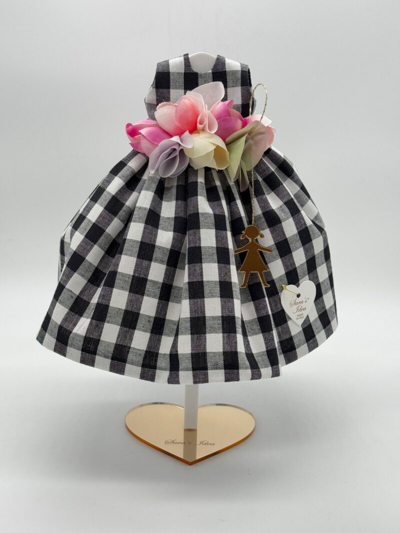SARA'S IDEA BIG DOLLS VESTITINO IN COTONE VICHY NERO CON GHIRLANDINA DI FIORI E BAMBOLINA IN PEXY CON SCATOLA ARMADIO H24